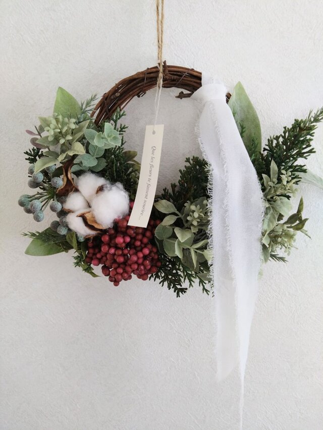 コットンフラワー＆レッドベリーの冬のリース（中）
