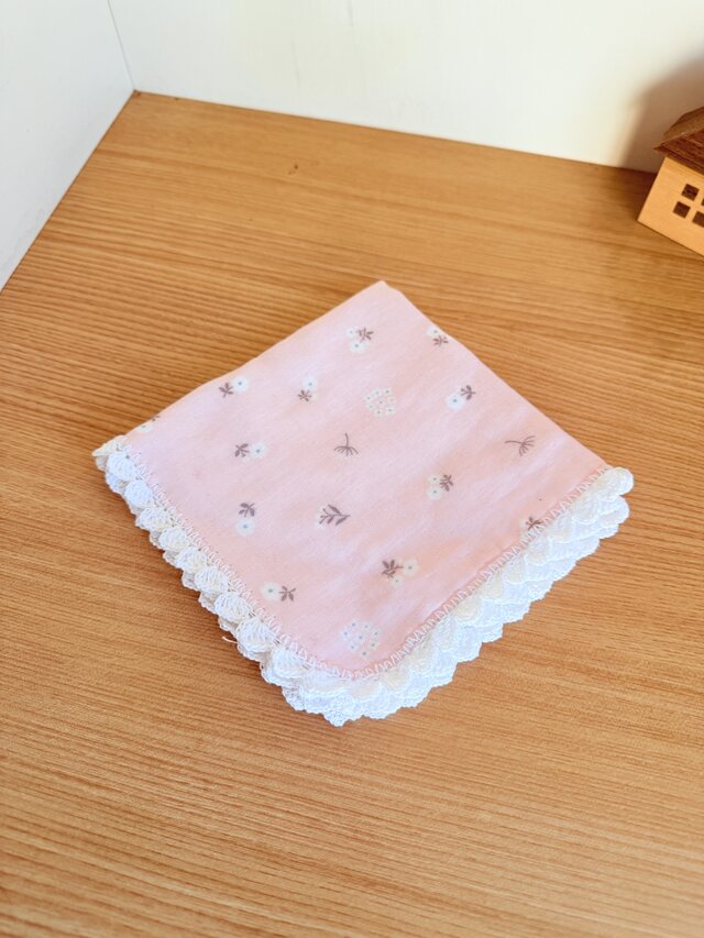 ダブルガーゼ2枚合わせのふわふわハンカチ（小花ピンク）