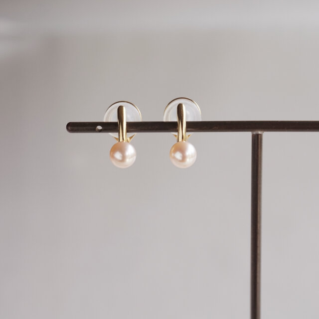 ピアスのように見える、上品なパールイヤリング ゴールド色：オレンジ