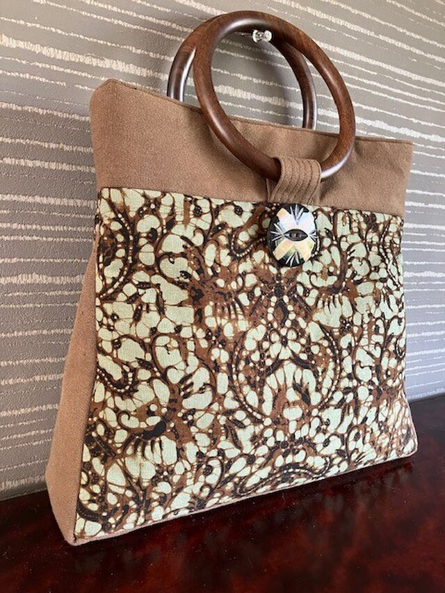 バティックと柿渋染めの三角のマチの手提げ　丸い木の手