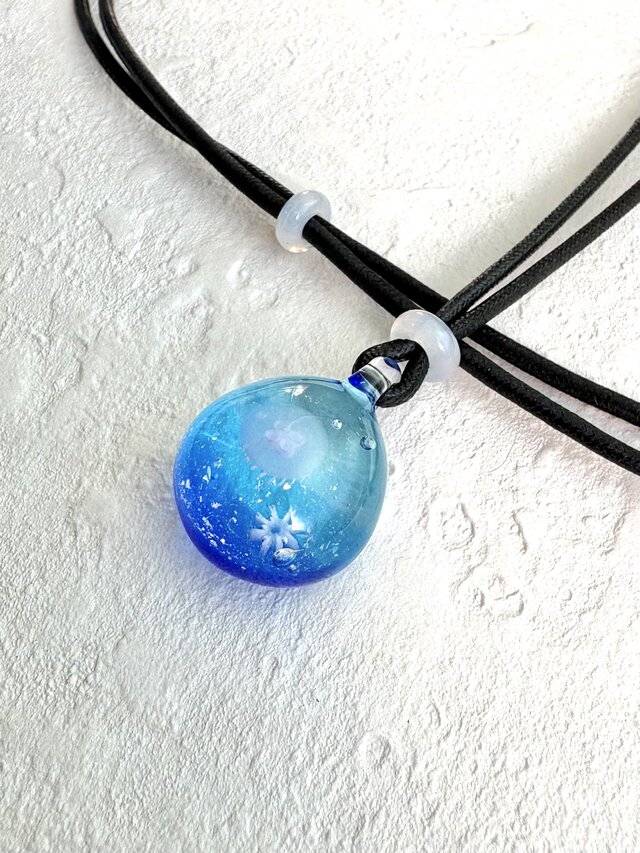 ガラスのクラゲネックレス | iichi 日々の暮らしを心地よくする