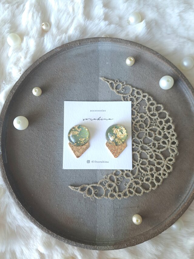 ★c　『 煌めき - sparkle - 』　秋　冬　フォーマル　緑　グリーン　クリスマス　大人ピアス／イヤリング