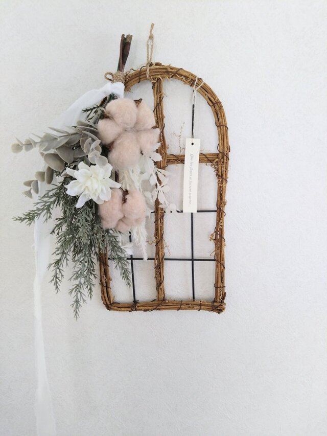 ウインドウフレーム（ナチュラル）に冬にぴったりなお花を添えて・・