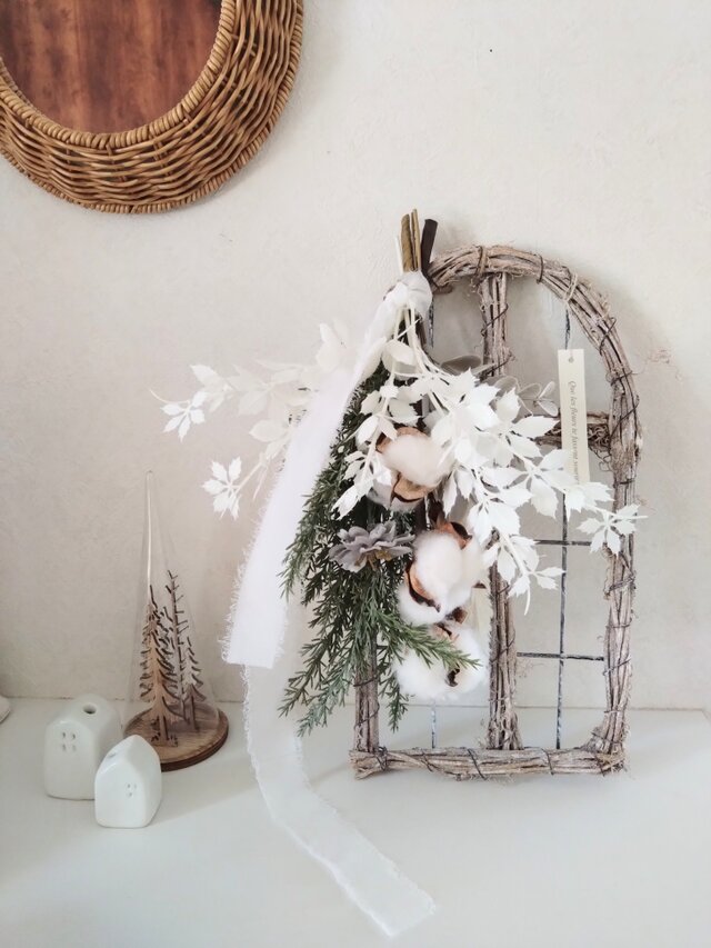 ウインドウフレーム（ホワイト）に冬にぴったりなお花を添えて・・