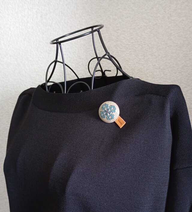 【受注制作】革の釦ブローチ（クロスステッチ刺繍）