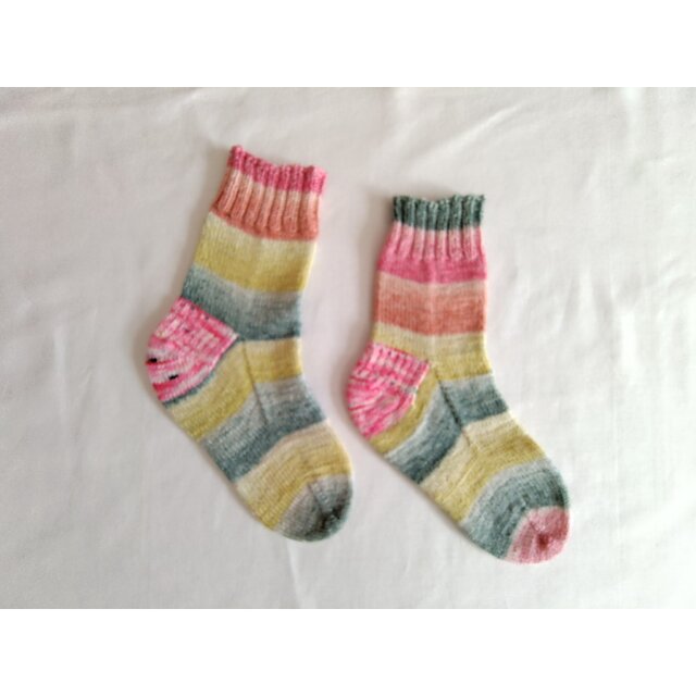 手編み段染めソックス