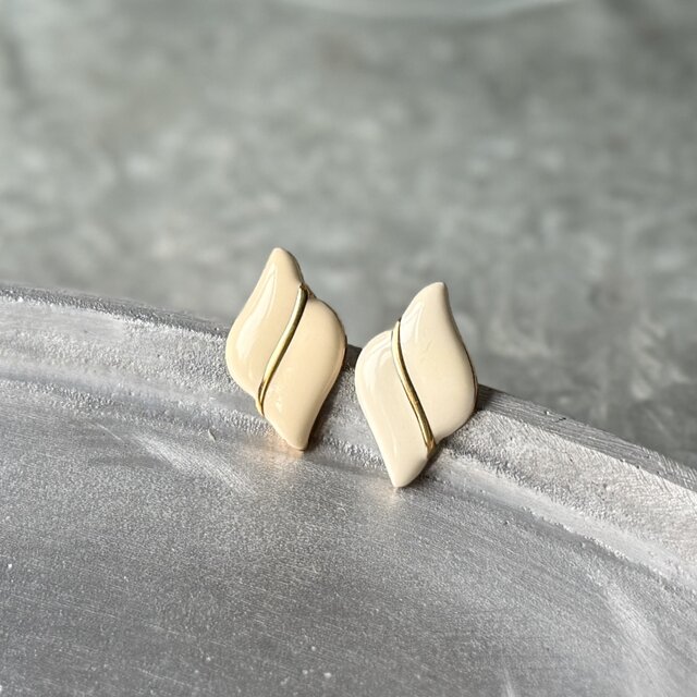 PN36-【 Napier 】ネイピア・ヴィンテージピアス Ivory Enamel Painted Diamond