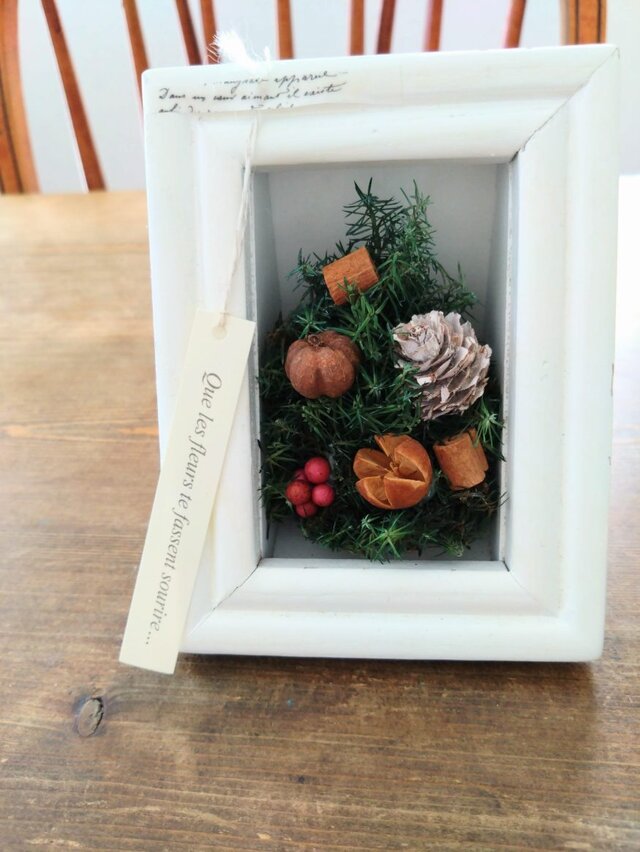 小さな白いフレームにツリーをとじこめて・・