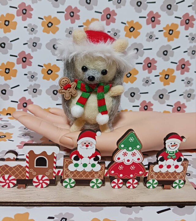 羊毛フェルト サンタ帽のハリネズミ | iichi 日々の暮らしを心地よく