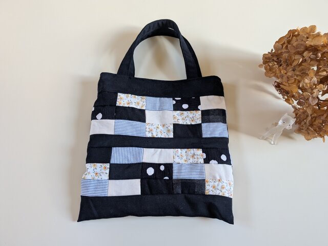 パッチワークのぺたんこトートバッグ 黒色 パッチワークのぺたんこバッグ♪ | iichi 日々の暮らしを心地よく