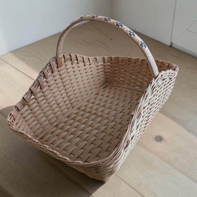 ビスケットカラーのクラフトバンド製かご #小物入れ #バスケット #パン