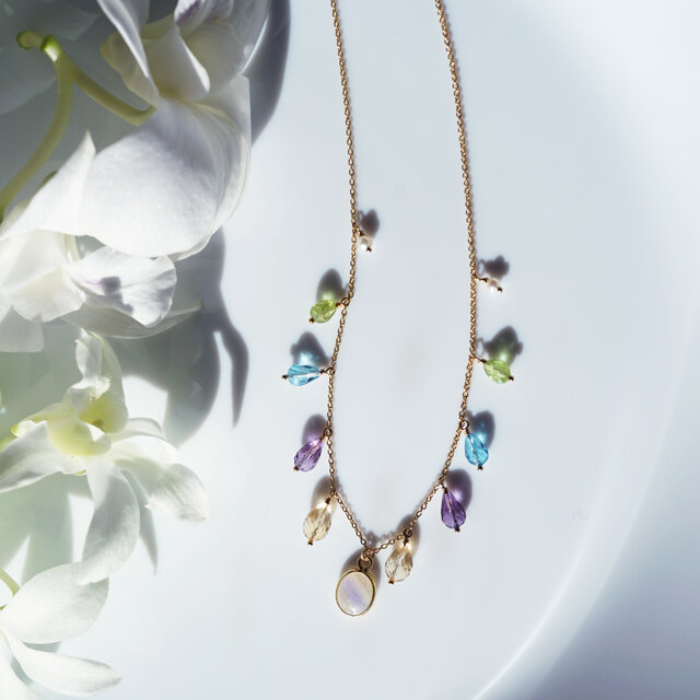 6種の宝石による虹の色のネックレス ～Psyche | iichi 日々の暮らしを