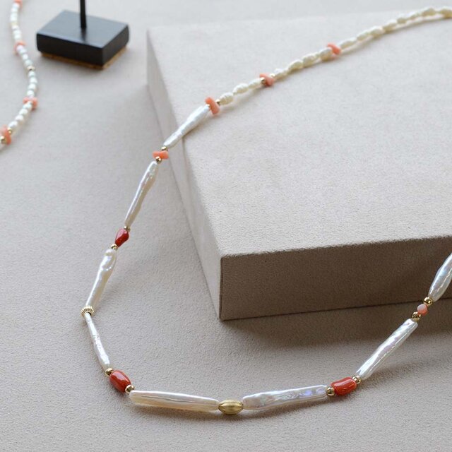 赤珊瑚、桃珊瑚、池蝶貝真珠のやわらかな佇まいのネックレス