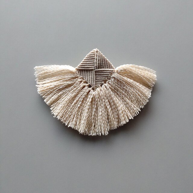 「スクエアタッセルブローチ」（生成）