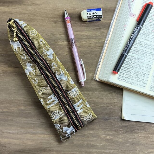 【金のおめでた柄】畳縁　テトラ型　ペンケース　白馬　ゴールド　縁起物　エ霞　松竹梅