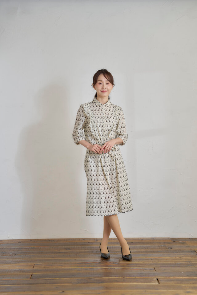 フェミニン総エンブロイダリーカットレースワンピース　フリル　アイボリー/刺繍　黒　Atelier Ai　9号