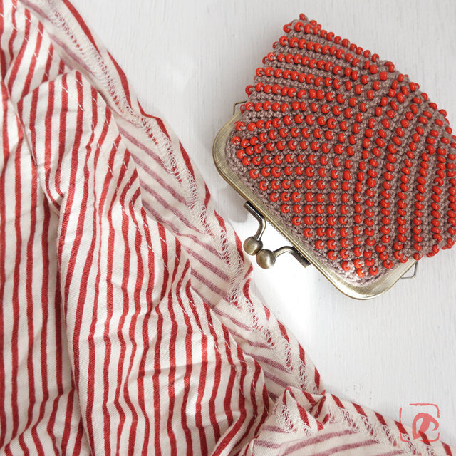 ばあば ⁛ つぶつぶガラスビーズのスクエアがま口（万両・2188）