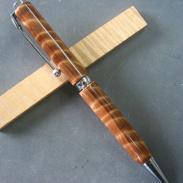 【赤杉】木軸ボールペン　金襴杢の輝きが綺麗