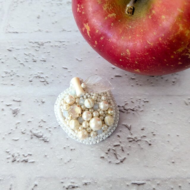 白いりんごのビーズ刺しゅうブローチ（K1237)
