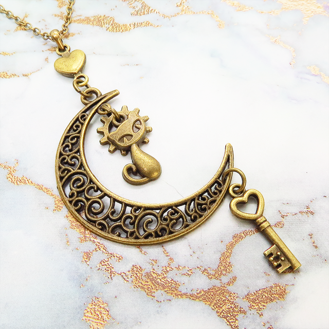 アンティークゴールド 猫とアラベスク調の透かし三日月を組合せたネックレス ハート 鍵 ムーン 大人可愛い アジャスター付