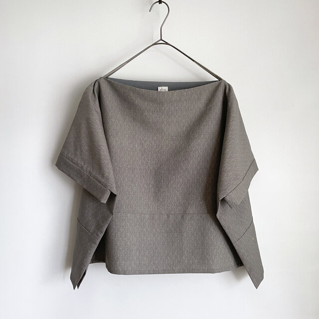 【1点もの】横づかいの幅広プルオーバー 袖付き 総手縫い -ウール着物 グレー鮫小紋（ヴィンテージ） POW705