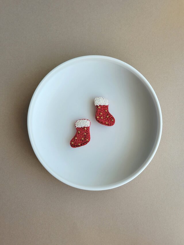 ちいさなクリスマスブーツのブローチ　あか・左向き