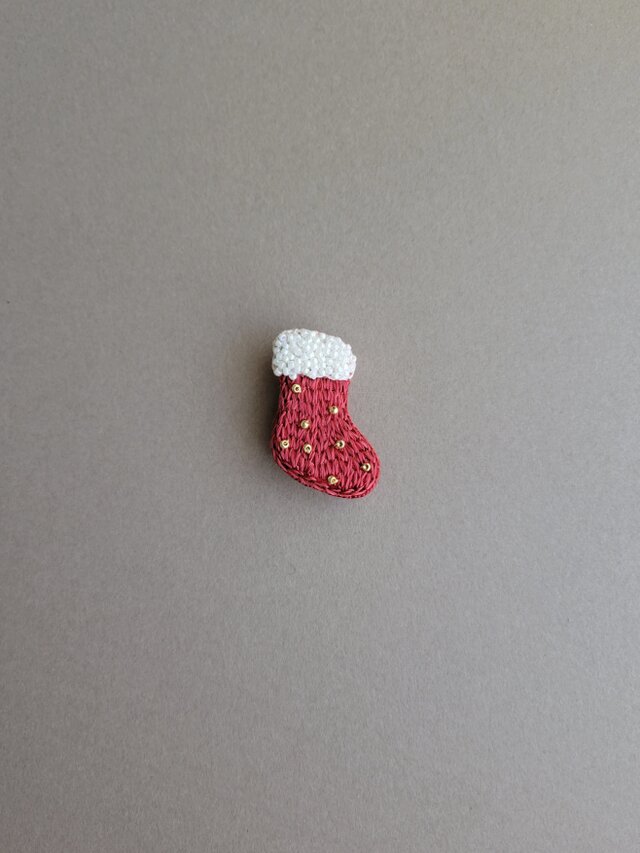 ちいさなクリスマスブーツのブローチ　あか・右向き