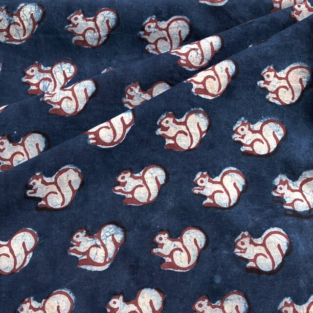 インド ブロックプリント生地 [50cm単位] Dabu リス インディゴブルー地 IN 栗鼠 りす IF0