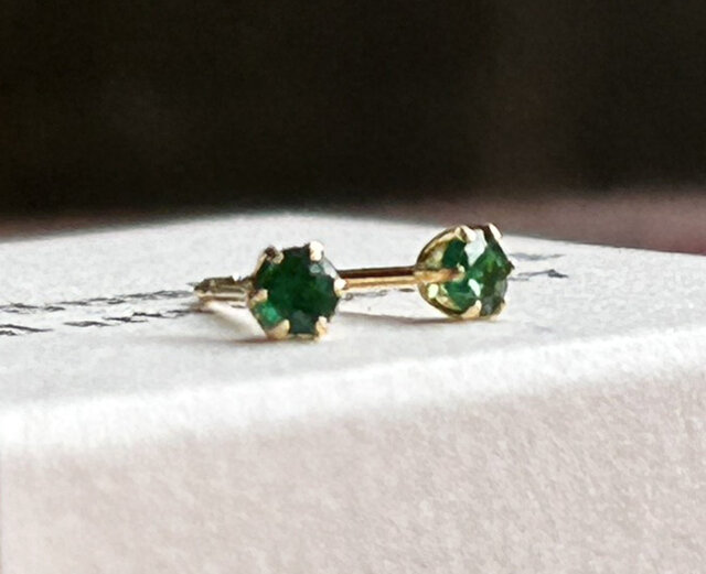 K18 Gold+Emerald 天然エメラルド 2mm スタッドピアス （両耳分