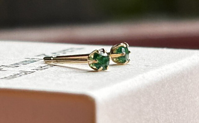 エメラルドダイヤスタッドピアス K18 誕生石×ダイヤモンド スタッドピアス （5月：エメラルド）- me