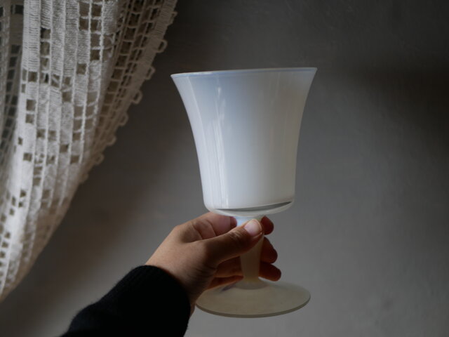 ホワイト オパリンガラス フラワーベース フランスヴィンテージ