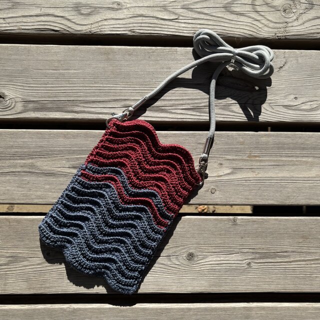 なみなみ模様のスマホショルダー⑧〈ボルドー×ダークブルー〉