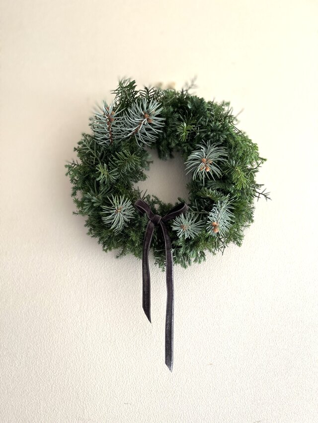 茂る森に佇み寒山に雪が舞う　針葉樹の香り豊かなオーバル型　クリスマス　リース 茂る森に佇み寒山に雪が舞う 針葉樹の香り豊かなオーバル型 クリスマス