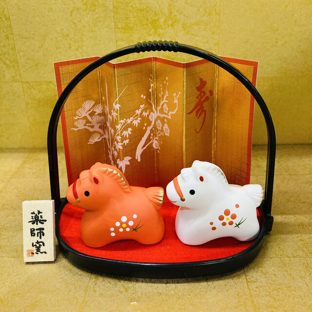 2026　招福干支　干支　馬　午年置物　錦彩招福午(紅白)小手籠付　インテリア　年末年始　新年　お正月 No57