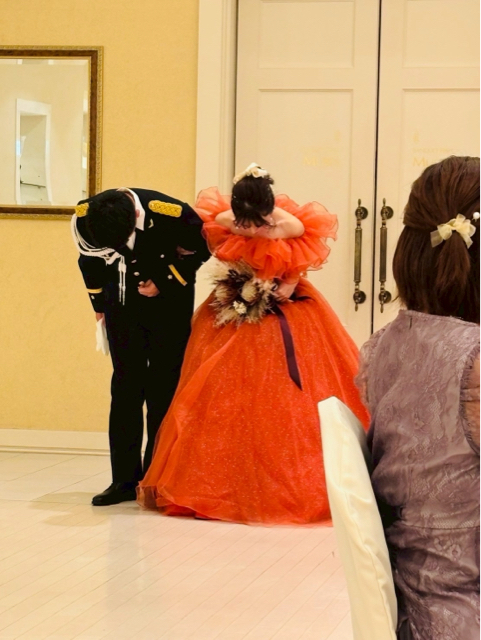 豪華！カラードレス オレンジ キラキラチュール オフショルダー ベルト 編み上げ 豪華なバックリボン 披露宴 演奏会