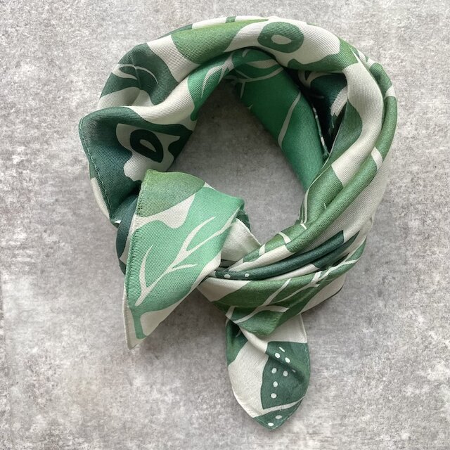 プチスカーフ「桃栗三年柿八年」変化-white系（シルク40%レーヨン60%）