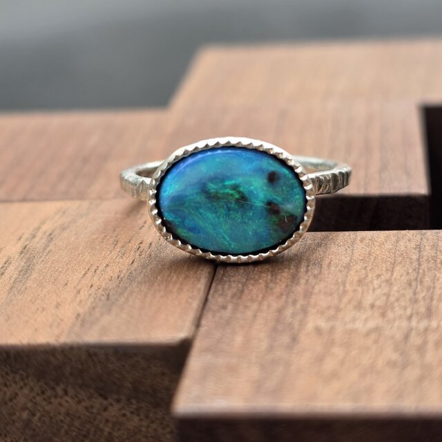 SV＊ウルユスジュエリー＊鮮やかなボルダーオパールリングです ボルダーオパール 3.214ct ミル打ち グリーンとブルーの星雲 シルバー