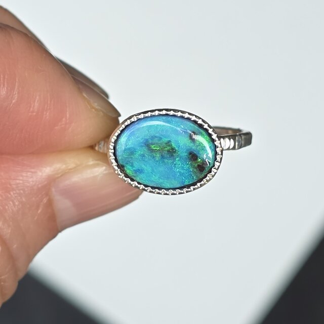 ボルダーオパール 3.214ct ミル打ち グリーンとブルーの星雲 シルバー