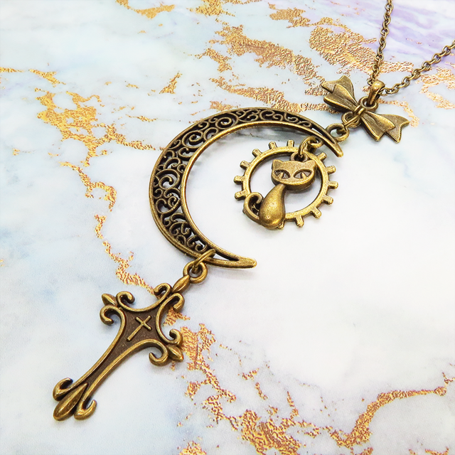 アンティークゴールド 猫とアラベスク調の透かし三日月のネックレス ロザリオ リボン ムーン アジャスター付