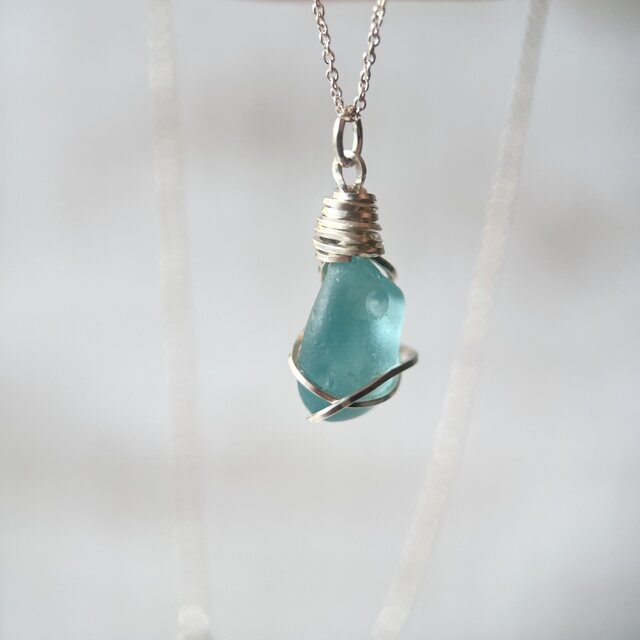 《Silver925》海の一雫 スタイリッシュな海色シーグラスのネックレス 45cm