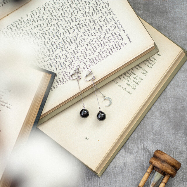 うちの子メモリアル｜遺毛レジン ピアス／イヤリング｜三日月チャーム・シルバー｜虹の橋ジュエリー【オーダーメイド】