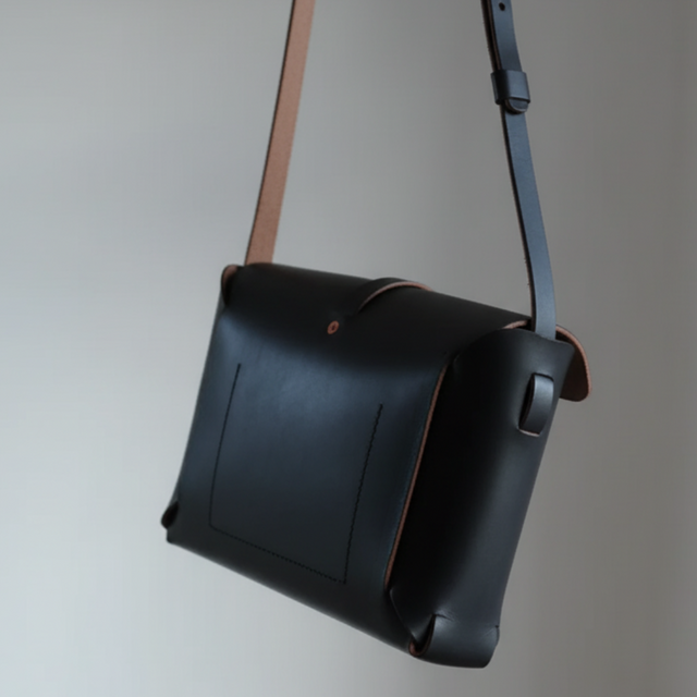 クロムエクセル茶芯ブラックのミニマルショルダーバッグ｜真鍮金具