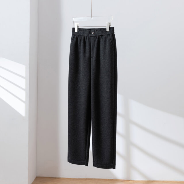 寒い季節も穿くだけであったか ウール混ボンディング生地　テーパードパンツ　ダークグレー　251119-3