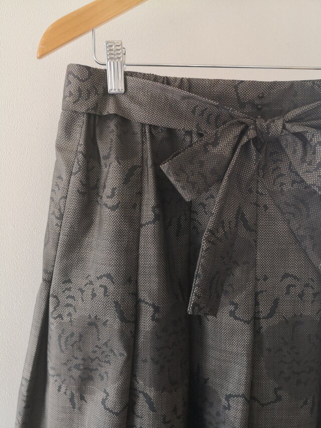 ギャザー大島紬（薄茶地植物吉祥文　7マルキ泥染め）裏地あり