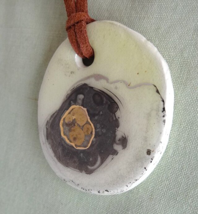 白のネックレス、金色模様　W01