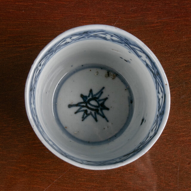 古伊万里染付渦潮文蕎麦猪口江戸時代 古伊万里 染付 渦文蕎麦猪口 江戸後期 | iichi 日々の暮らしを心地よく
