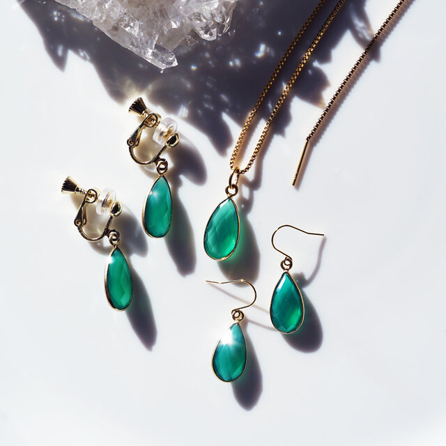 グリーンオニキス水晶トリプレットフリルカービングのピアスチャーム☆ グリーンオニキス水晶トリプレットフリルカービングのピアスチャーム☆