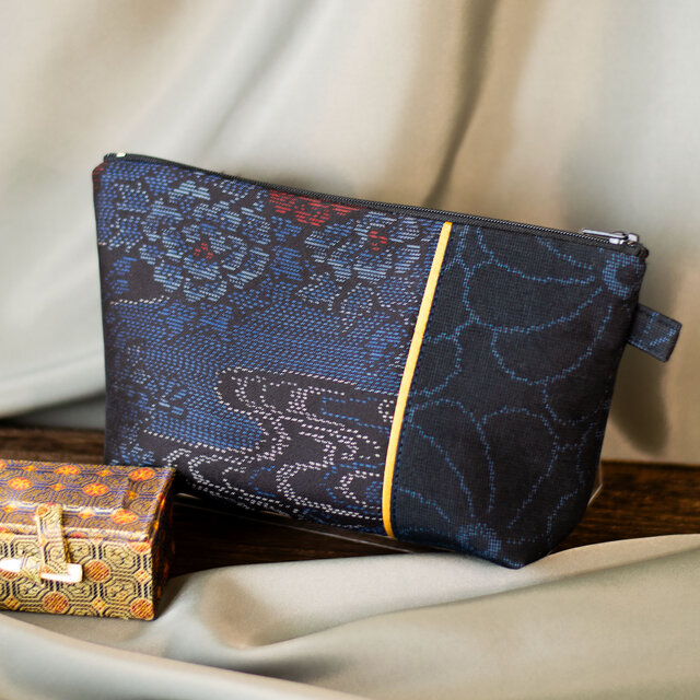 N-303大島紬切り替えポーチ/金茶ライン×紺大島 | iichi 日々の暮らしを