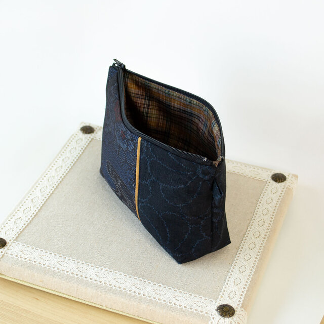 N-303大島紬切り替えポーチ/金茶ライン×紺大島 | iichi 日々の暮らしを