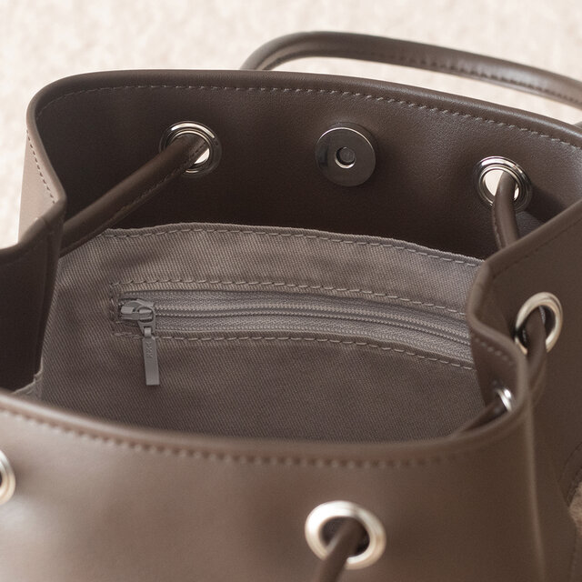 冬新作 変幻自在な巾着型マルチバッグ【チョコブラウンPUレザーx